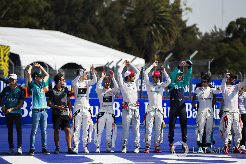 Drivers do a mexican wave to the fans