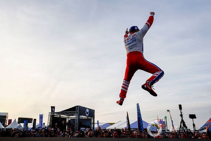 Ganador de la carrera  Felix Rosenqvist, Mahindra Racing, celebra en el podio