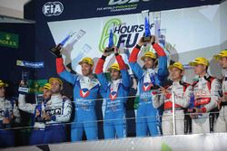 Podium LMP2 : les vainqueurs Julien Canal, Nicolas Prost, Bruno Senna, Vaillante Rebellion