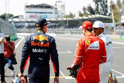 Polesitter Sebastian Vettel, Ferrari SF70H met Max Verstappen, Red Bull Racing, en Lewis Hamilton, M