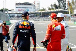 Sebastian Vettel, Ferrari, habla con Max Verstappen, Red Bull Racing, Lewis Hamilton, Mercedes AMG F