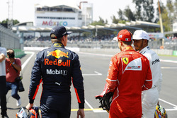 Polesitter Sebastian Vettel, Ferrari SF70H met Max Verstappen, Red Bull Racing, en Lewis Hamilton, M