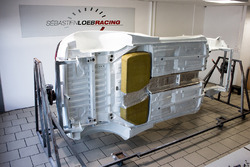La Peugeot 306 Maxi en phase d'assemblage dans les ateliers du Sébastien Loeb Racing