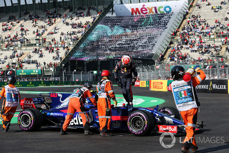 Marshals recover the car of Pierre Gasly, Scuderia Toro Rosso STR12 after stopping on track in FP3