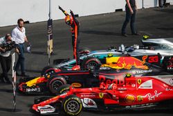 Le vainqueur Max Verstappen, Red Bull Racing