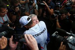 2017 World Champion Lewis Hamilton, Mercedes AMG F1 celebrates with his mother Carmen Lockhart and team