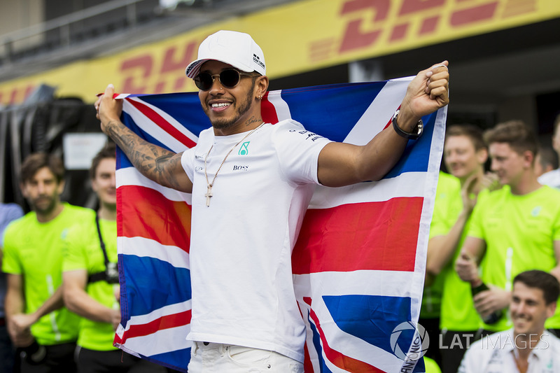 2017 World Champion Lewis Hamilton, Mercedes AMG F1 celebrates with his team