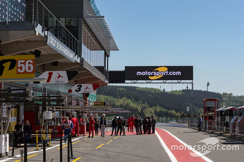 Motorsport.com signage on pitlane