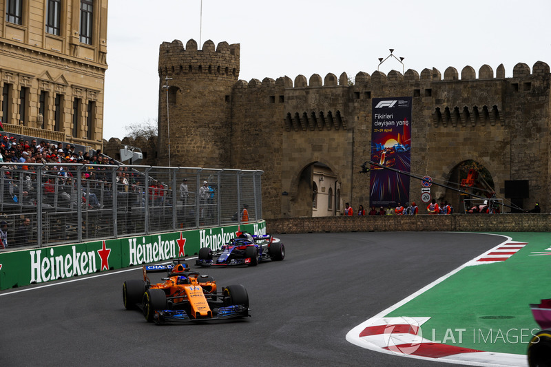 Fernando Alonso, McLaren MCL33 Renault, Brendon Hartley, Toro Rosso STR13 Honda