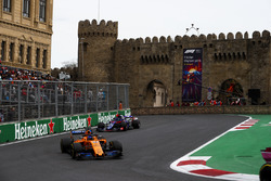 Fernando Alonso, McLaren MCL33 Renault, Brendon Hartley, Toro Rosso STR13 Honda