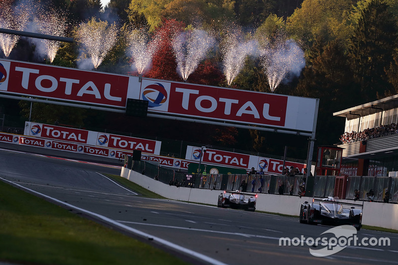 Les vainqueurs #8 Toyota Gazoo Racing Toyota TS050: Sébastien Buemi, Kazuki Nakajima, Fernando Alonso, et les deuxièmes #7 Toyota Gazoo Racing Toyota TS050: Mike Conway, Jose Maria Lopez, Kamui Kobayashi