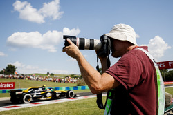 Carlos Sainz Jr., Renault Sport F1 Team R.S. 18, passes