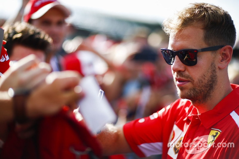 Sebastian Vettel, Ferrari, con aficionados