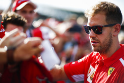 Sebastian Vettel, Ferrari, met fans