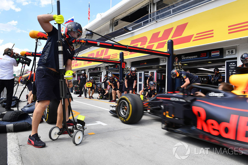 Essais d'arrêts au stand chez Red Bull Racing
