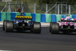 Esteban Ocon, Force India VJM11, battles with Carlos Sainz Jr., Renault Sport F1 Team R.S. 18