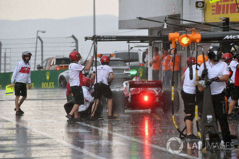 Marcus Ericsson, Sauber C37 pit stop