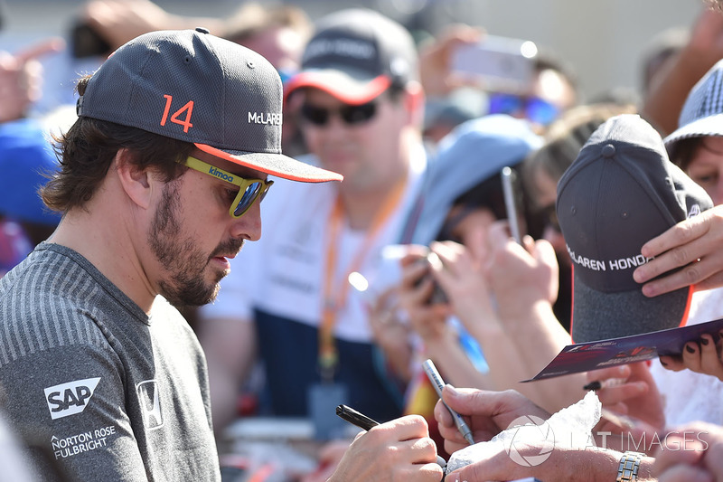 Fernando Alonso, McLaren, signe des autographes