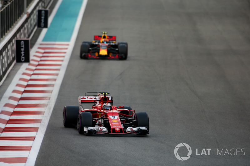 Kimi Raikkonen, Ferrari SF70H, voor Max Verstappen,  Red Bull Racing RB13