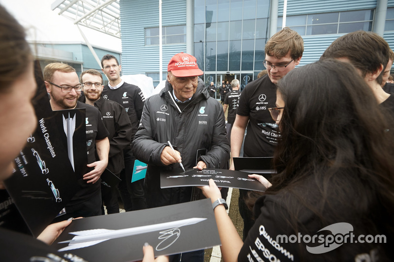 Niki Lauda, voorzitter Mercedes AMG F1 met teamleden