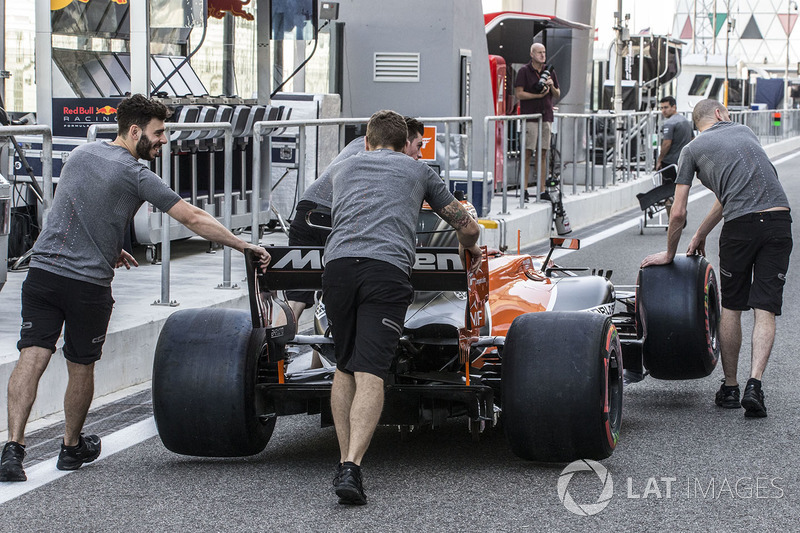 Meccanici McLaren spingono la McLaren MCL32 sulla pit lane