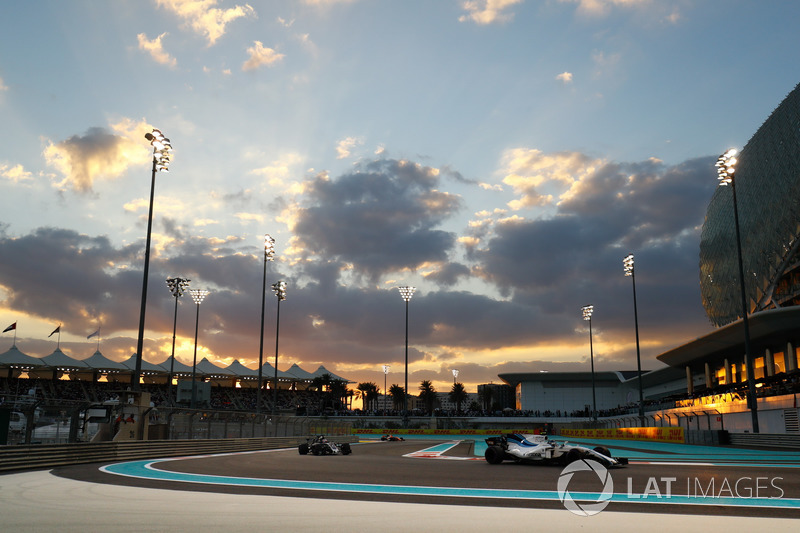 Lance Stroll, Williams FW40, Romain Grosjean, Haas F1 Team VF-17