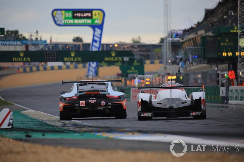 #86 Gulf Racing Porsche 911 RSR: Michael Wainwright, Benjamin Barker, Alex Davison