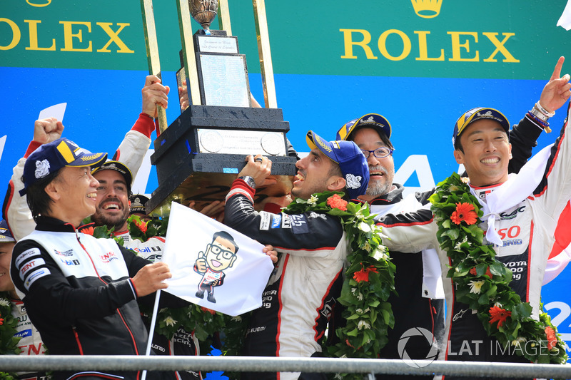 Overall podium: winners Sébastien Buemi, Kazuki Nakajima, Fernando Alonso, Toyota Gazoo Racing