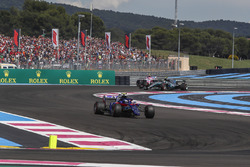 Pierre Gasly, Scuderia Toro Rosso STR13 et Valtteri Bottas, Mercedes-AMG F1 W09 avec des dégâts au premier tour