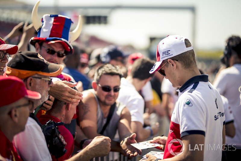 Marcus Ericsson, Sauber signs autographs for the fans