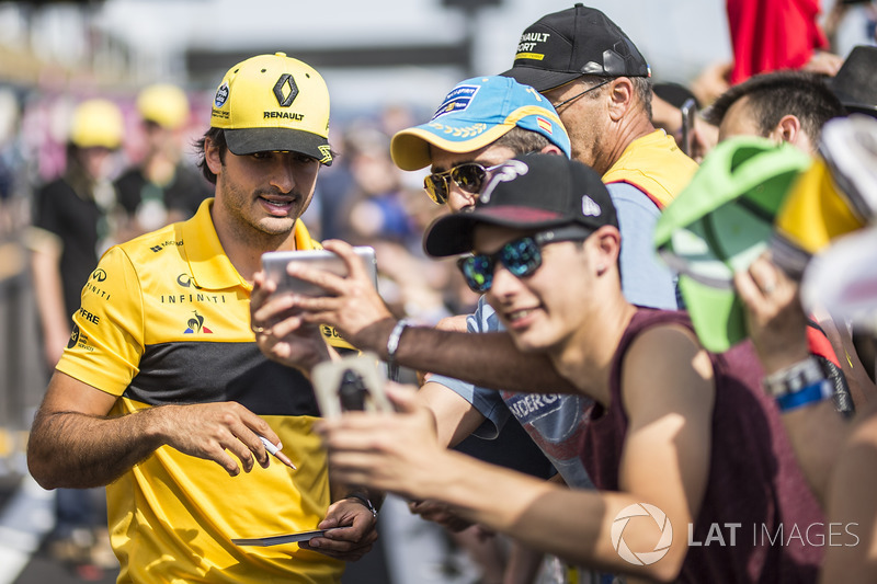 Carlos Sainz Jr., Renault Sport F1 Team, se hace un selfie con aficionados