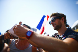 Romain Grosjean, Haas F1 Team, viene fotografato dai tifosi mentre firma autografi