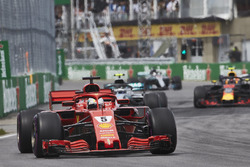 Себастьян Феттель, Ferrari SF71H, и Валттери Боттас, Mercedes AMG F1 W09