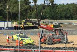 #97 Aston Martin Racing Aston Martin Vantage AMR: Alex Lynn, Maxime Martin, Jonathan Adams dans les graviers