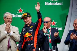 Le troisième, Max Verstappen, Red Bull Racing, arrive sur le podium