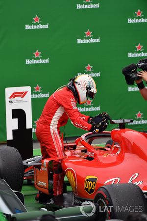 Racewinnaar Sebastian Vettel, Ferrari SF71H in parc ferme