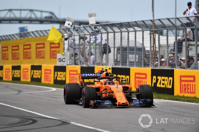 Stoffel Vandoorne, McLaren MCL33 con un pinchazo
