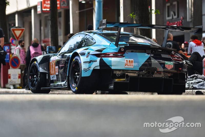 #77 Proton Competition Porsche 911 RSR