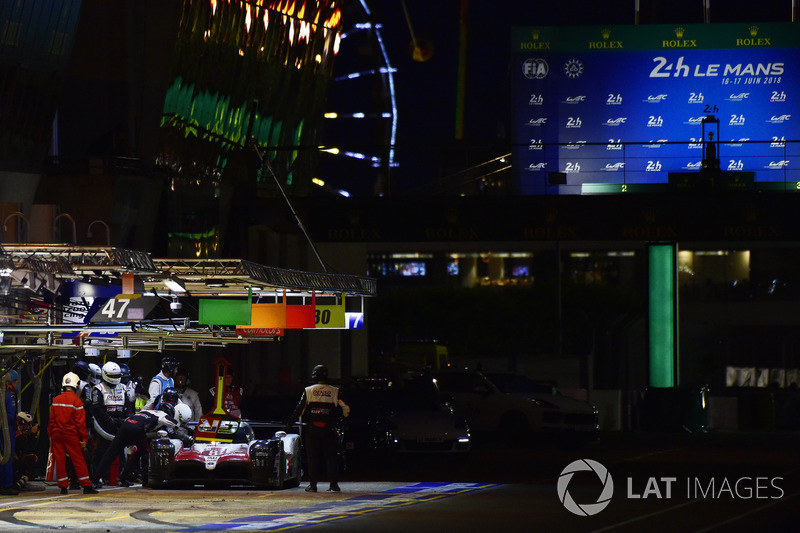 #8 Toyota Gazoo Racing Toyota TS050: Sébastien Buemi, Kazuki Nakajima, Fernando Alonso, pit stop
