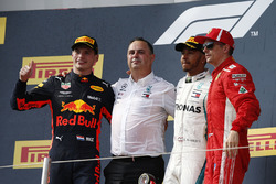 Max Verstappen, Red Bull Racing, Ron Meadows, Mercedes AMG F1 Team Manager, Lewis Hamilton, Mercedes-AMG F1 en Kimi Raikkonen, Ferrari op het podium