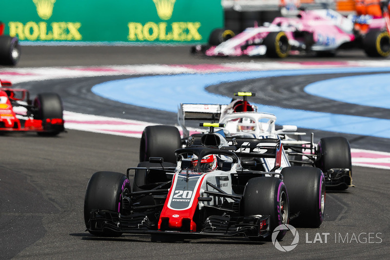 Kevin Magnussen, Haas F1 Team VF-18, devant Charles Leclerc, Sauber C37