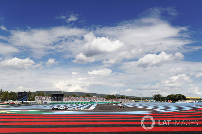Lewis Hamilton, Mercedes AMG F1 W09, leads Max Verstappen, Red Bull Racing RB14, Carlos Sainz Jr., Renault Sport F1 Team R.S. 18, and Daniel Ricciardo, Red Bull Racing RB14