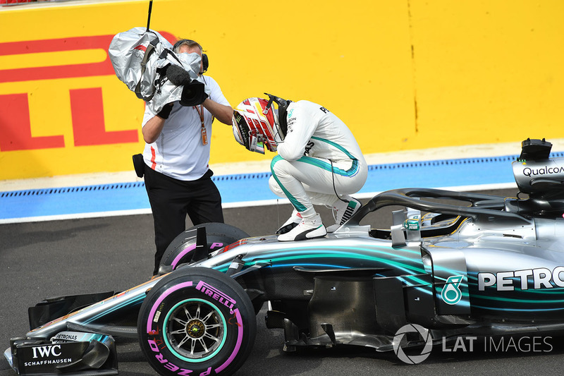 Ganador de la pole Lewis Hamilton, Mercedes-AMG F1 W09 celebra en parc ferme