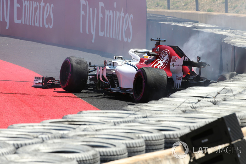 Marcus Ericsson, Sauber C37 est sorti de sa piste avant que sa voiture ne prenne feu