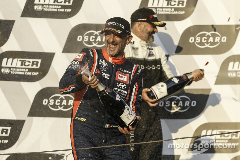 Podium: winnaar Gabriele Tarquini, BRC Racing Team Hyundai i30 N TCR, Yvan Muller, YMR Hyundai i30 N TCR