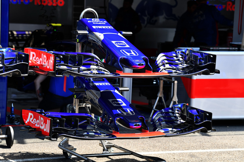 Scuderia Toro Rosso STR13 nose and front wings