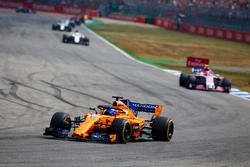 Fernando Alonso, McLaren MCL33, Esteban Ocon, Force India VJM11