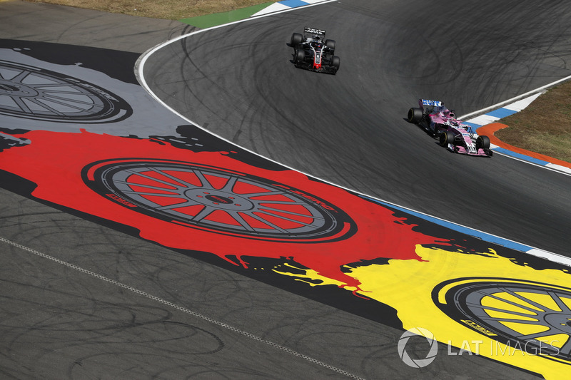Sergio Perez, Force India VJM11 y Romain Grosjean, Haas F1 Team VF-18