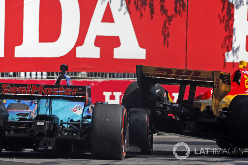 Sébastien Bourdais, Dale Coyne Racing with Vasser-Sullivan Honda and Ryan Hunter-Reay, Andretti Autosport Honda are caught up in a crash in turn one