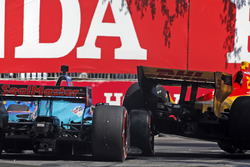 Sébastien Bourdais, Dale Coyne Racing with Vasser-Sullivan Honda en Ryan Hunter-Reay, Andretti Autosport Honda crashen